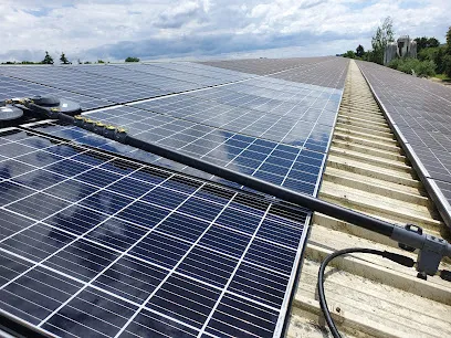 Image de Léon : Nettoyage de panneaux solaires en Franche-Comté
